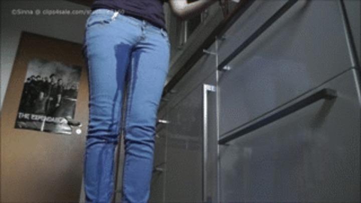 Студентка снимает джинсы и принимает позу березки
